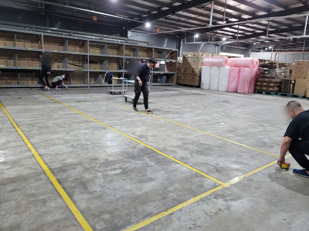 Kẻ vạch phân khu trên sàn kho — bước đầu tiên khi triển khai layout và 5S