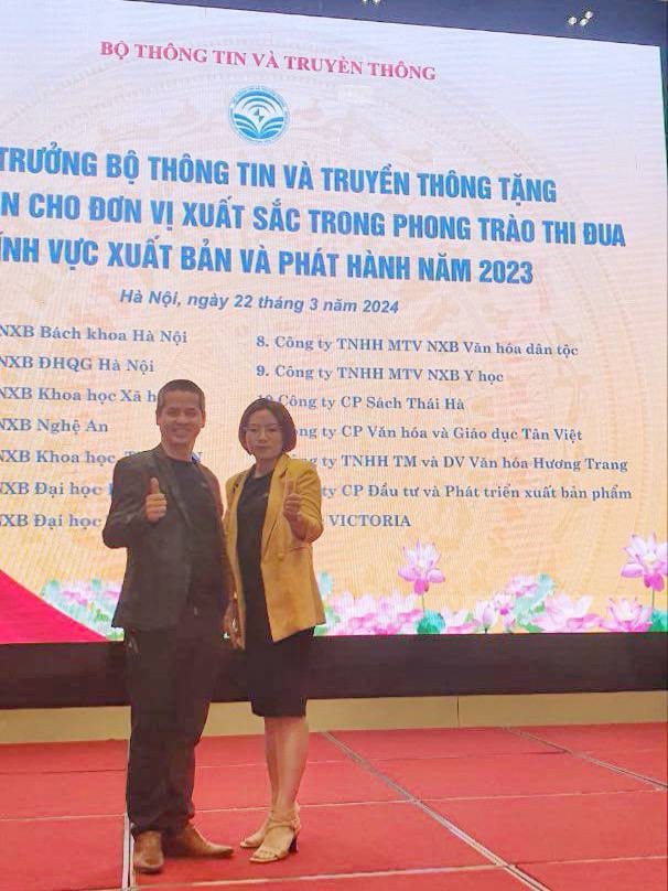 Người sáng lập AFULO (bên trái) tại một sự kiện ngành xuất bản và phát hành, Hà Nội, tháng 3/2024