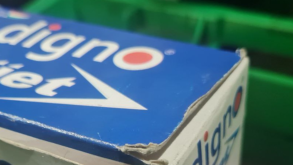 Hộp carton hàng hoá bị bẹp góc, rách mép và sờn bạc do nằm lâu trong kho và bị chạm vào nhiều lần